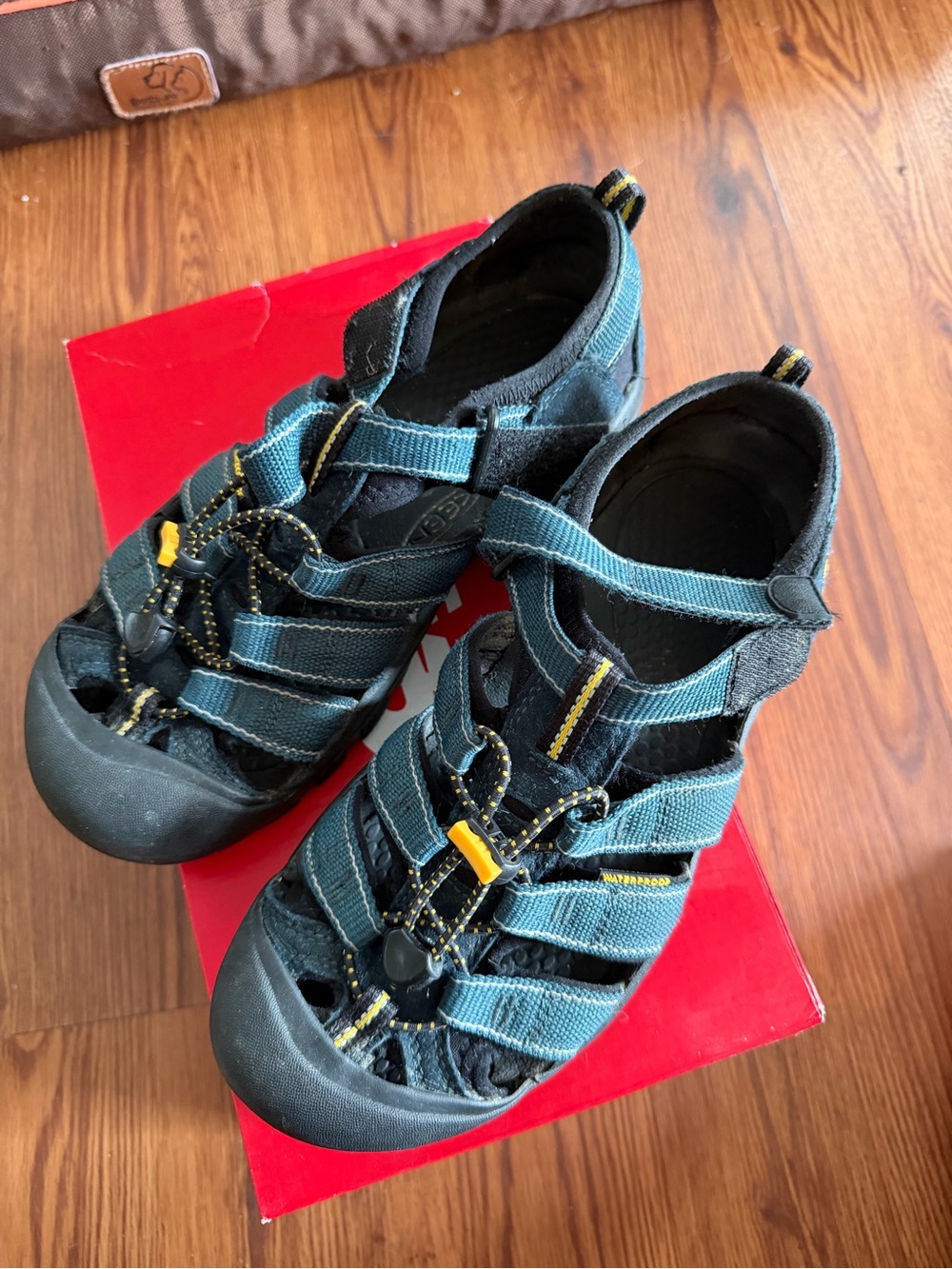 Keen Kids Teal and Black Closed-Toe Outdoor Sandals size 6